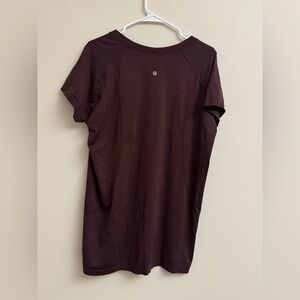 Lululemon Swiftly Tech Short-Sleeve shirt 2.0-hip length in sz 20 wine